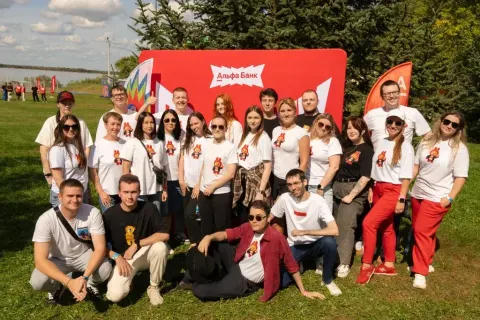 Общий кадр команды на фоне брендированной фотозоны Альфа-Банка