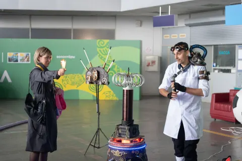 Тематическое народное гуляние на Масленицу с яркими костюмами и угощениями